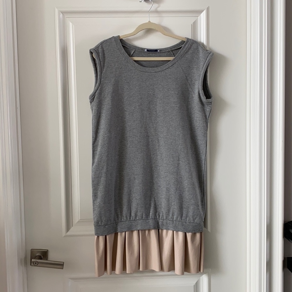 Sleeveless grey dress with peach skirting